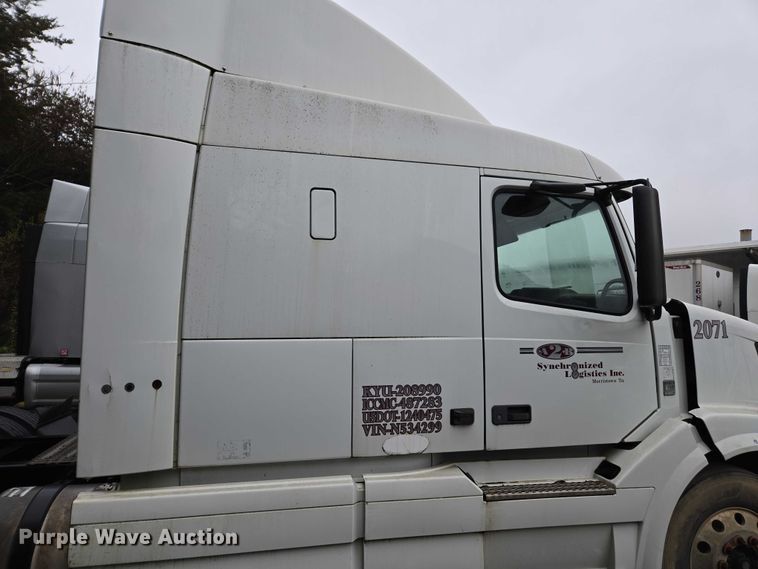 image for item DU2566 2012 Volvo VNL semi truck