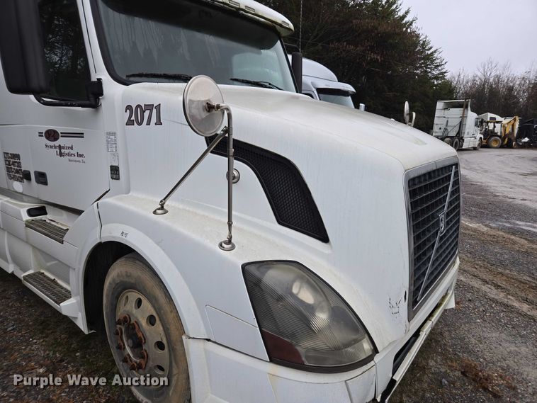 image for item DU2566 2012 Volvo VNL semi truck