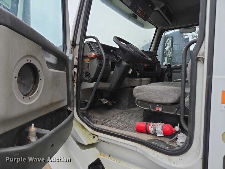 image for item DU2566 2012 Volvo VNL semi truck