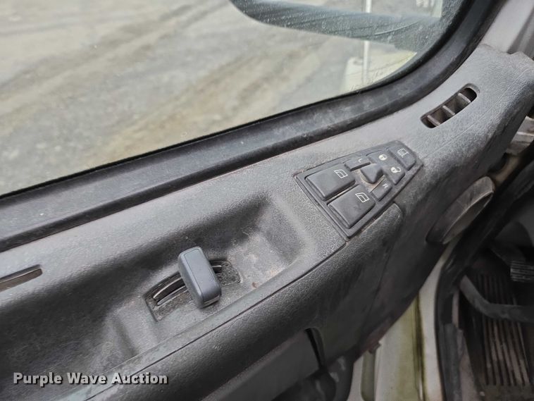 image for item DU2566 2012 Volvo VNL semi truck