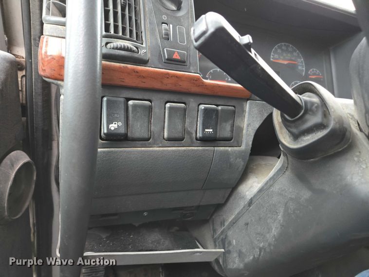 image for item DU2566 2012 Volvo VNL semi truck