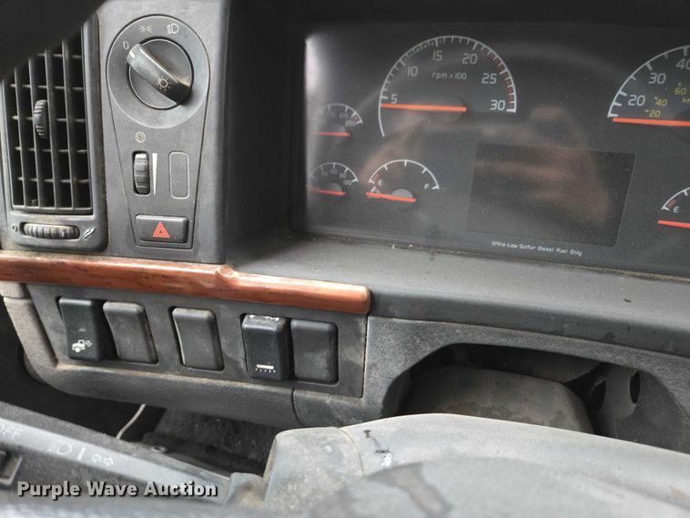 image for item DU2566 2012 Volvo VNL semi truck