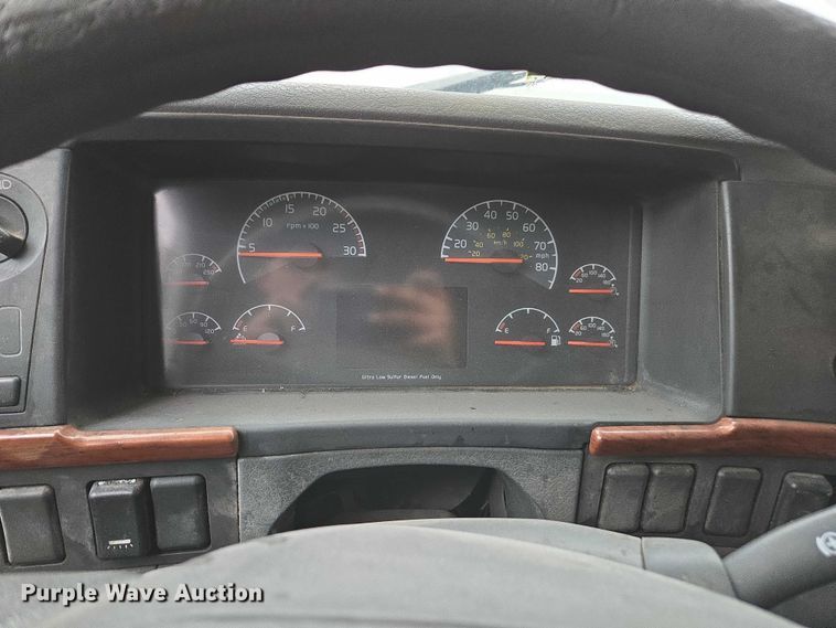 image for item DU2566 2012 Volvo VNL semi truck