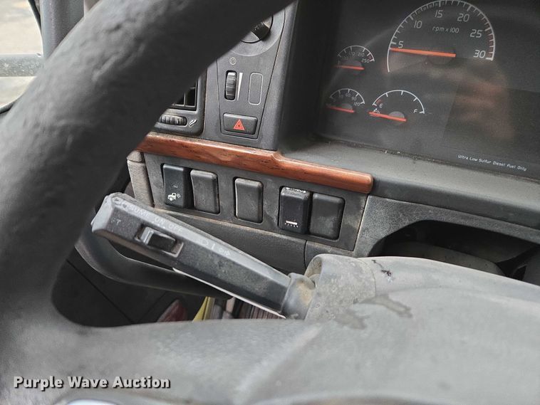 image for item DU2566 2012 Volvo VNL semi truck