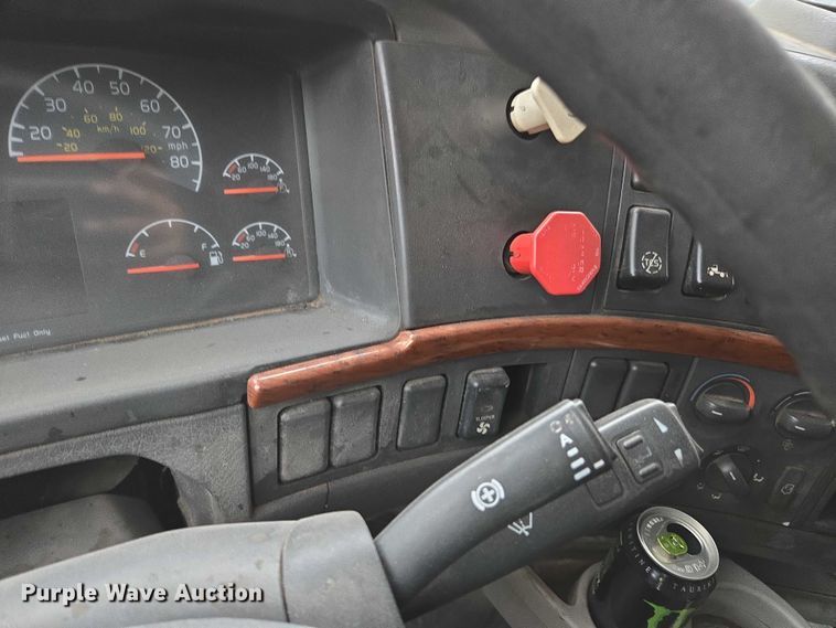 image for item DU2566 2012 Volvo VNL semi truck