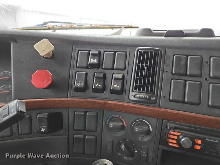 image for item DU2566 2012 Volvo VNL semi truck