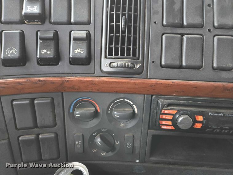 image for item DU2566 2012 Volvo VNL semi truck