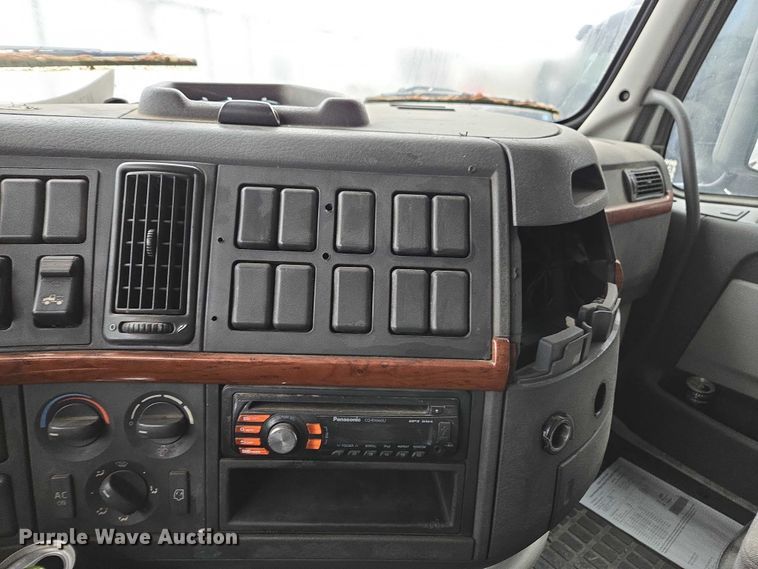 image for item DU2566 2012 Volvo VNL semi truck