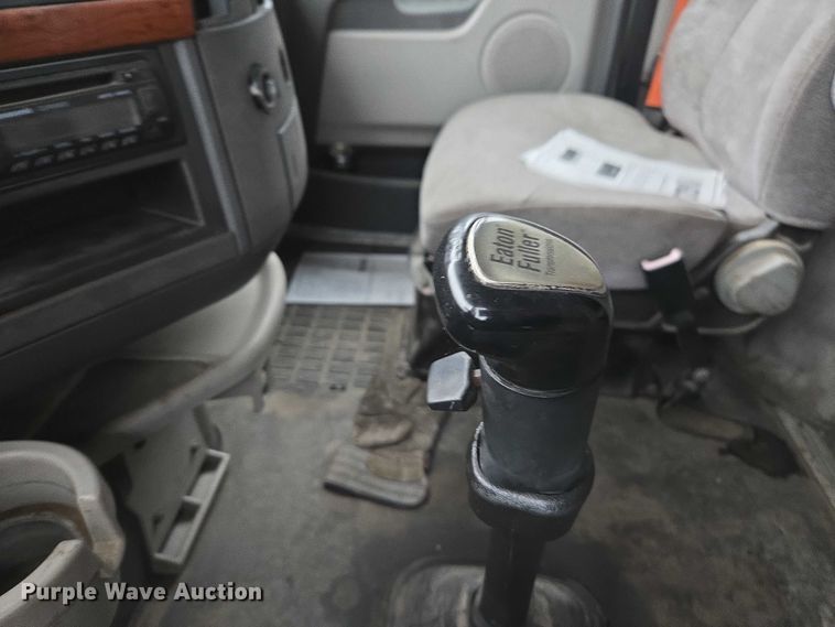 image for item DU2566 2012 Volvo VNL semi truck