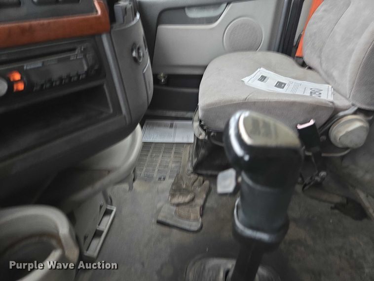 image for item DU2566 2012 Volvo VNL semi truck