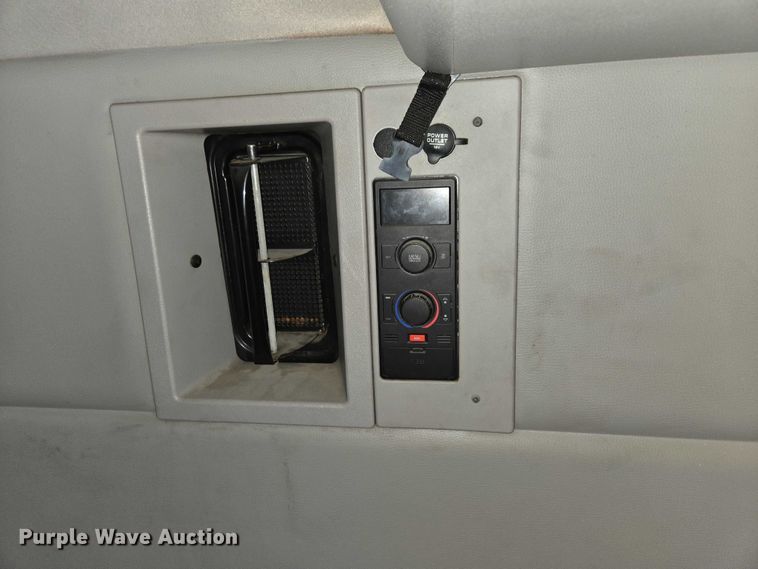 image for item DU2566 2012 Volvo VNL semi truck