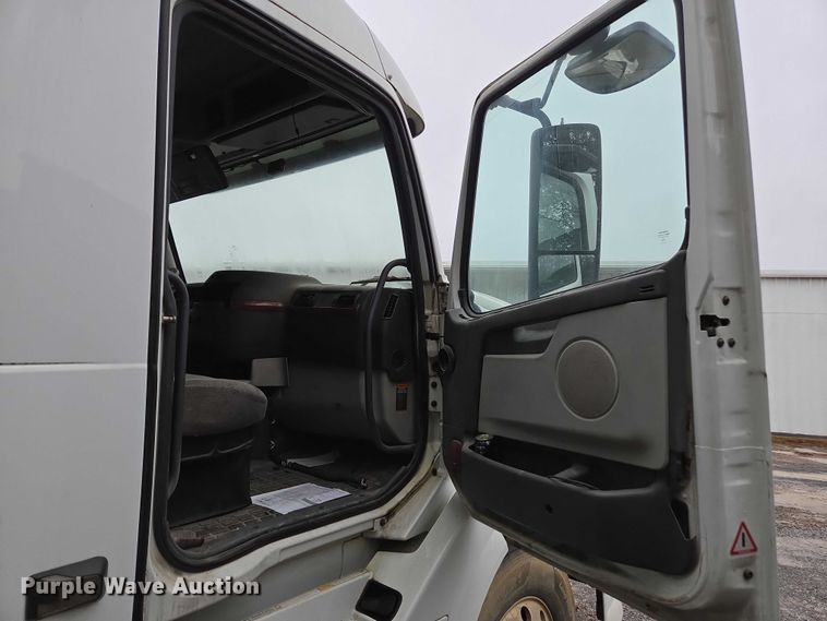image for item DU2566 2012 Volvo VNL semi truck