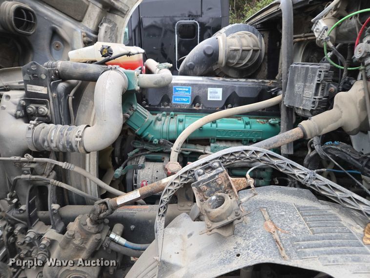 image for item DU2566 2012 Volvo VNL semi truck