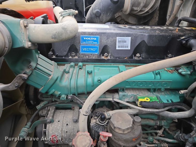 image for item DU2566 2012 Volvo VNL semi truck