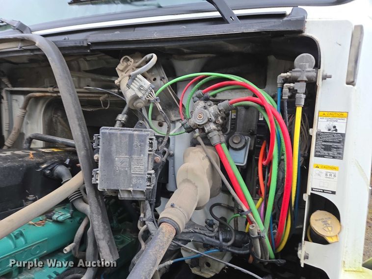 image for item DU2566 2012 Volvo VNL semi truck