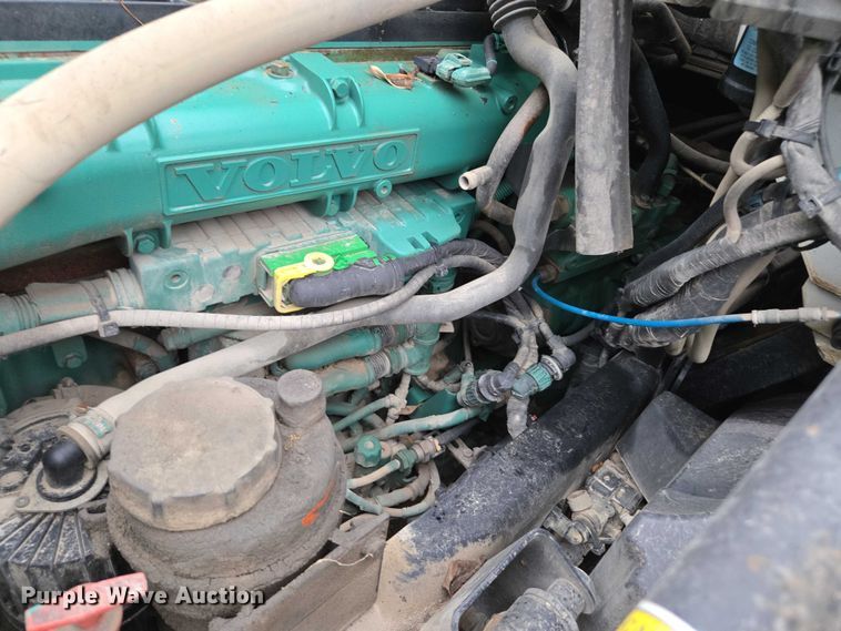 image for item DU2566 2012 Volvo VNL semi truck