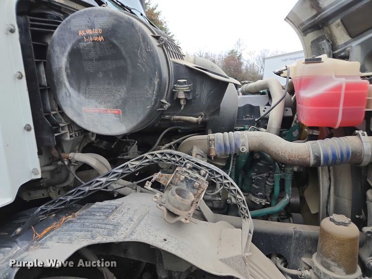 image for item DU2566 2012 Volvo VNL semi truck