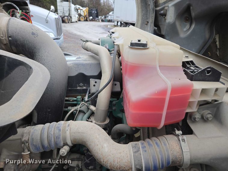 image for item DU2566 2012 Volvo VNL semi truck