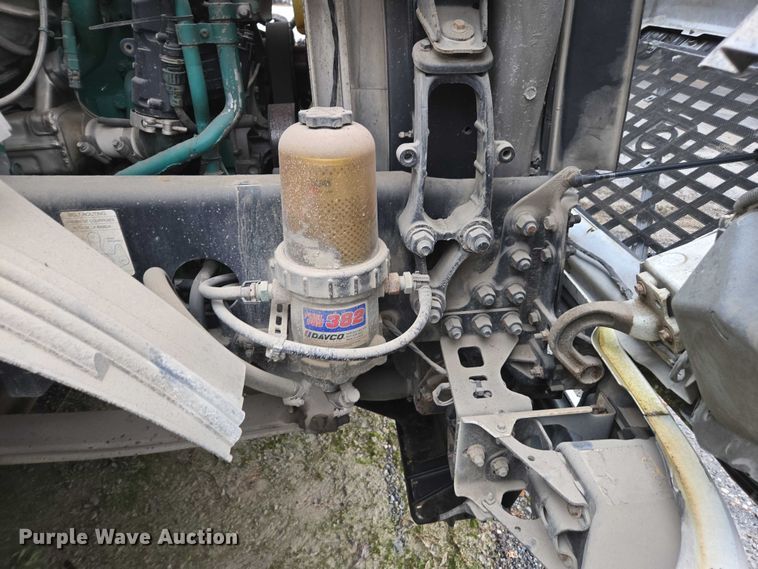 image for item DU2566 2012 Volvo VNL semi truck