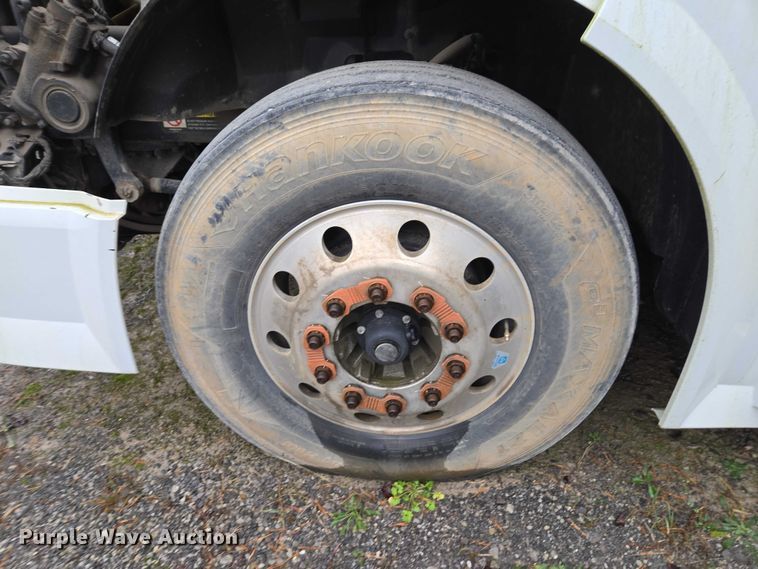 image for item DU2566 2012 Volvo VNL semi truck