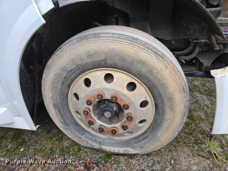 image for item DU2566 2012 Volvo VNL semi truck