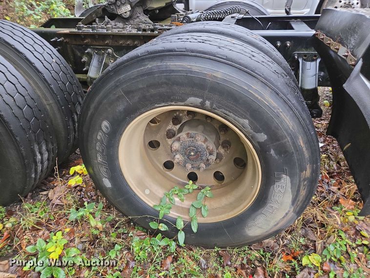 image for item DU2566 2012 Volvo VNL semi truck