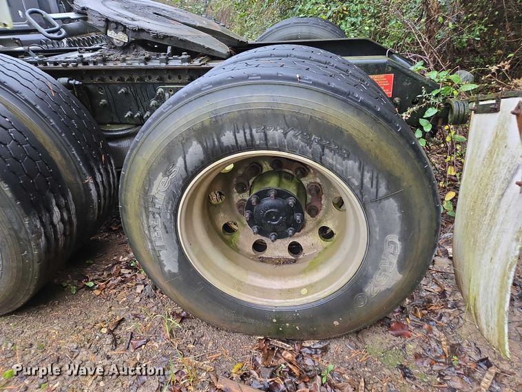 image for item DU2566 2012 Volvo VNL semi truck