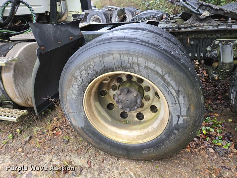 image for item DU2566 2012 Volvo VNL semi truck