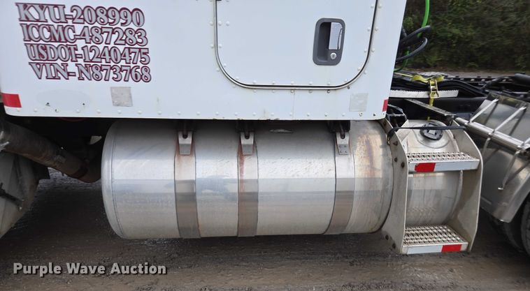 image for item DU2567 2005 Peterbilt 379 semi truck