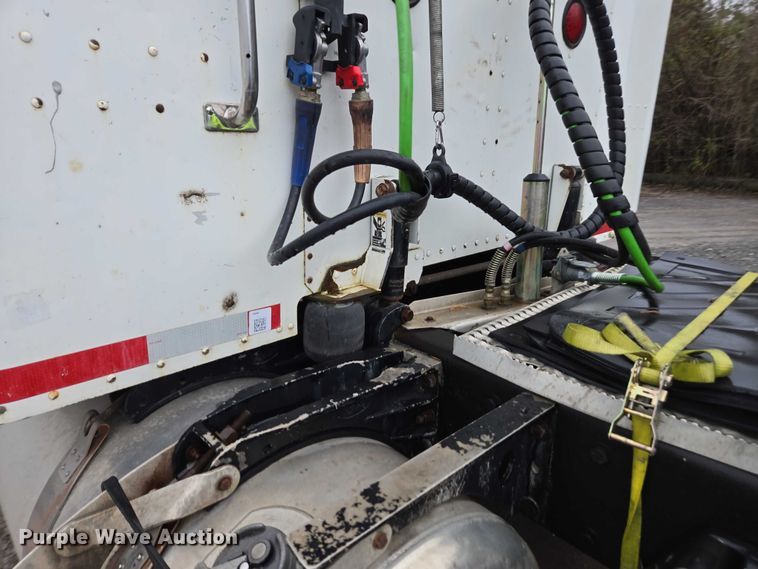 image for item DU2567 2005 Peterbilt 379 semi truck