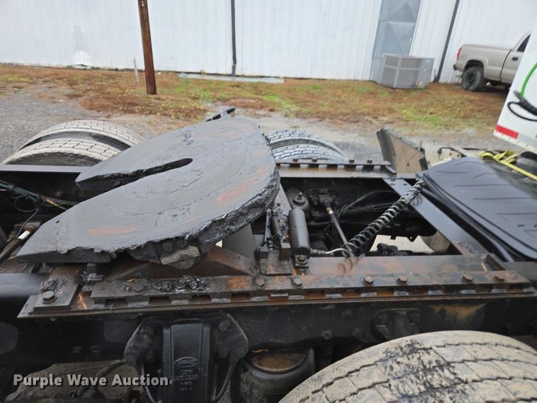 image for item DU2567 2005 Peterbilt 379 semi truck