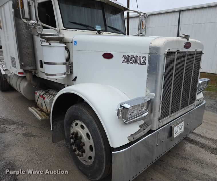image for item DU2567 2005 Peterbilt 379 semi truck