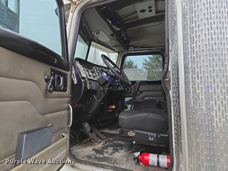 image for item DU2567 2005 Peterbilt 379 semi truck