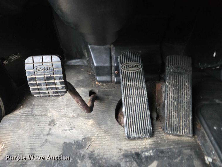 image for item DU2567 2005 Peterbilt 379 semi truck