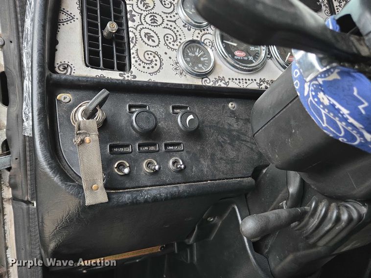 image for item DU2567 2005 Peterbilt 379 semi truck