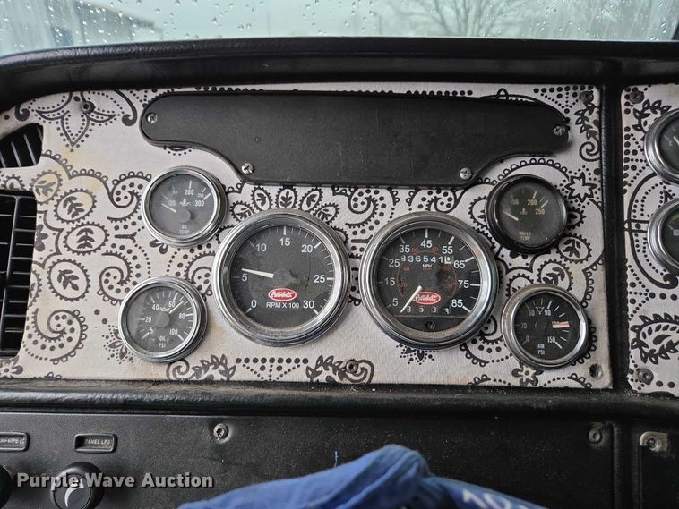 image for item DU2567 2005 Peterbilt 379 semi truck