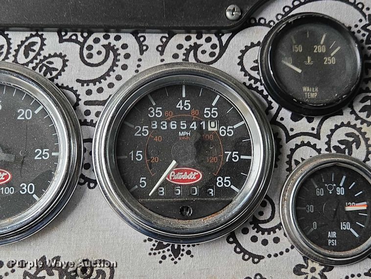 image for item DU2567 2005 Peterbilt 379 semi truck