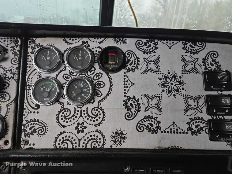 image for item DU2567 2005 Peterbilt 379 semi truck