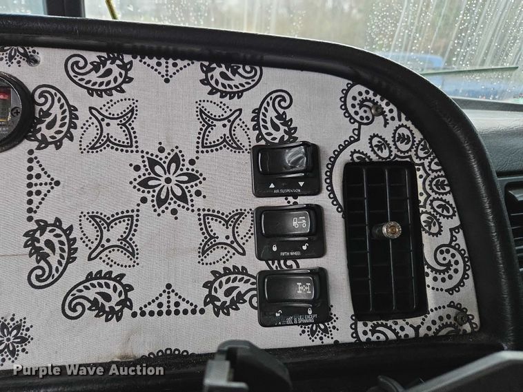 image for item DU2567 2005 Peterbilt 379 semi truck