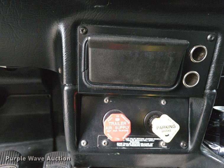 image for item DU2567 2005 Peterbilt 379 semi truck