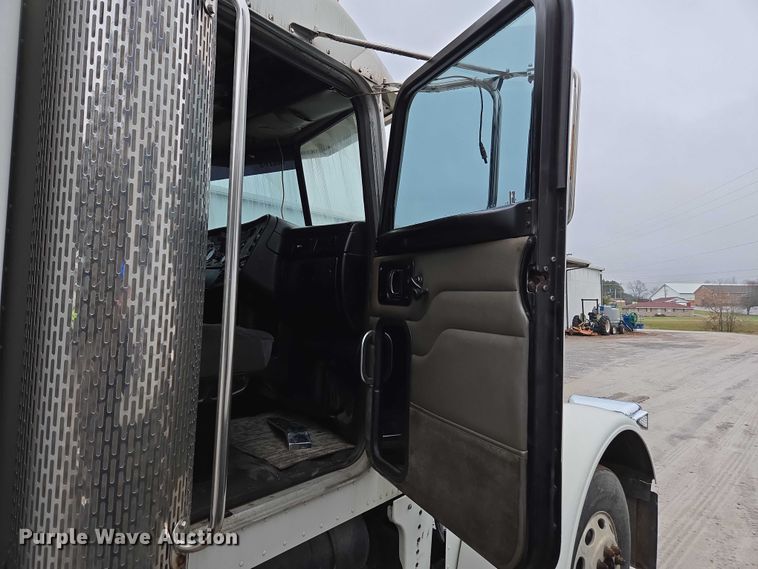 image for item DU2567 2005 Peterbilt 379 semi truck