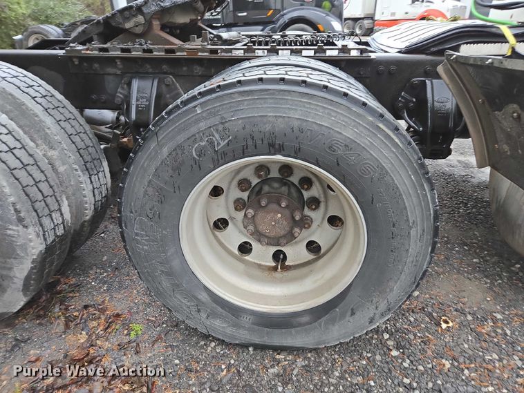 image for item DU2567 2005 Peterbilt 379 semi truck