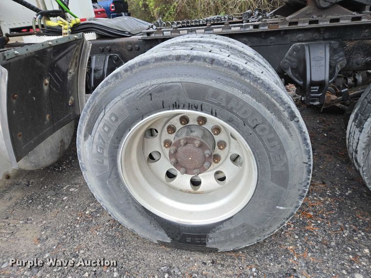 image for item DU2567 2005 Peterbilt 379 semi truck