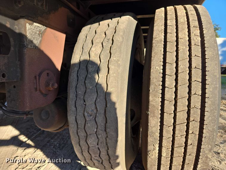 image for item DU2574 2010 Utility dry van trailer