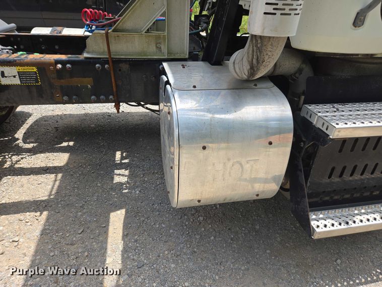 image for item DU7943 2014 Mack CXU613 semi truck