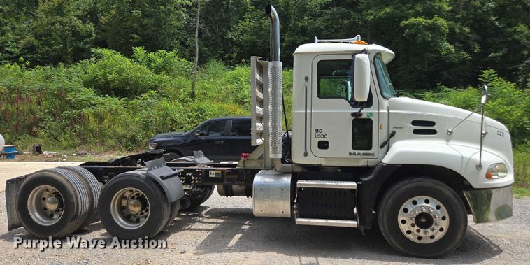 image for item DU7943 2014 Mack CXU613 semi truck