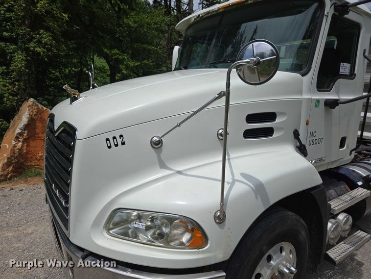 image for item DU7943 2014 Mack CXU613 semi truck
