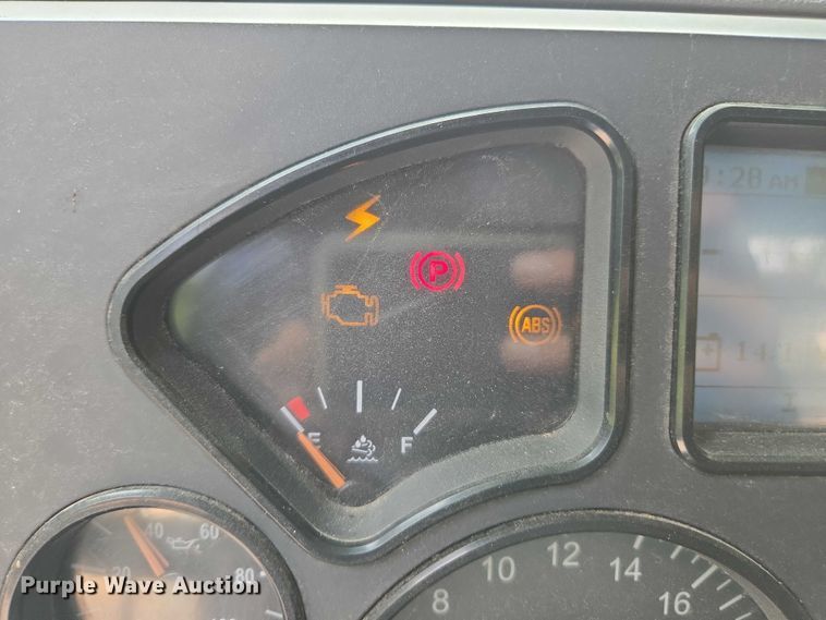 image for item DU7943 2014 Mack CXU613 semi truck