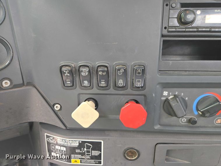 image for item DU7943 2014 Mack CXU613 semi truck