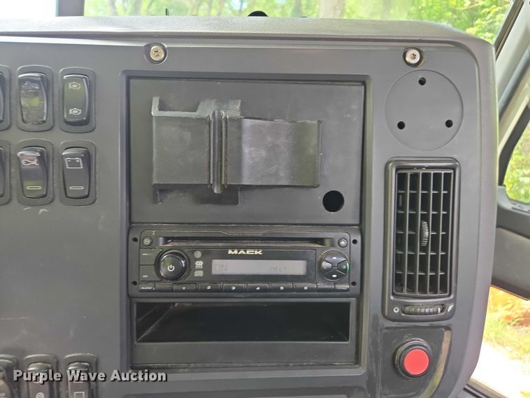 image for item DU7943 2014 Mack CXU613 semi truck